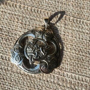 Elegant Silver Necklace with Intricate Design